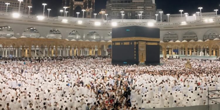 Ilustrasi kepadatan Masjidil Haram Mekkah. Jadwal umrah disebut tak terpengaruh meski ada perang Timur Tengah. (Raffi/Bantenraya.com)