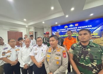 Kapolres Cilegon Martua Raja Taripar Laut Silitonga (kedua dari kanan) bersama Pemkot Cilegon dan Forkopimda memberi keterangan usai melaksanakan rapat koordinasi persiapan arus mudik dan balik Lebaran Idul Fitri di Aula Polres Cilegon, Senin 2 Maret 2026. Pelabuhan Merak dijadikan pusat penyeberangan jika terjadi bencana. (Tia/Bantenraya.com)