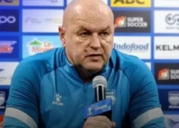 Pelatih Persib Bojan Hodak enggan komentari soal laga melawan Persebaya. (Instagram/@exploreligaindonesia)