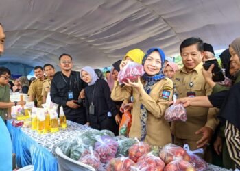 Harga Cabai Masih Selangit, Pemkab Serang Turunkan Dua Ton di Bojonegara 6 upati Serang Ratu Rachmatuzakiyah menunjukan cabai rawit keriting yang dijual di Desa Bojonegara, Kecamatan Bojonegara, Selasa 3 Maret 2026. (Andika/Bantenraya.com)