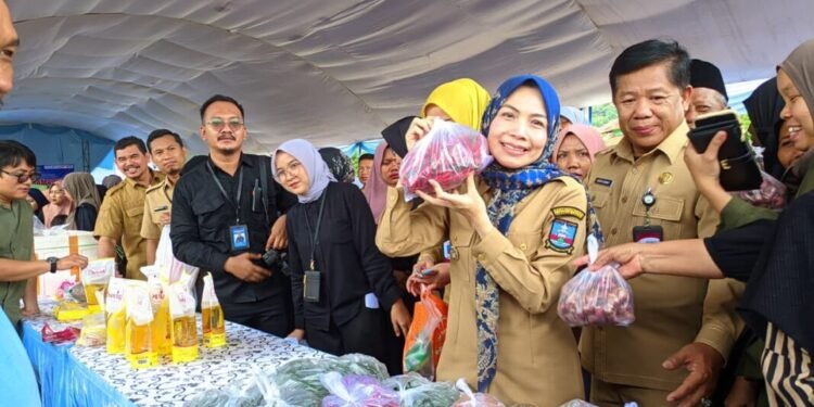 Harga Cabai Masih Selangit, Pemkab Serang Turunkan Dua Ton di Bojonegara 1 upati Serang Ratu Rachmatuzakiyah menunjukan cabai rawit keriting yang dijual di Desa Bojonegara, Kecamatan Bojonegara, Selasa 3 Maret 2026. (Andika/Bantenraya.com)