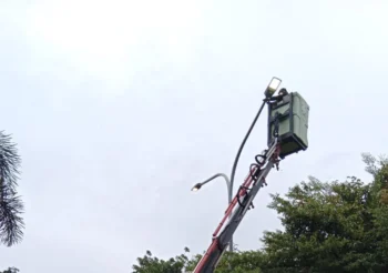 Perbaikan PJU di Jalan Lingkar Selatan Kota Cilegon. (Tia/Bantenraya.com)