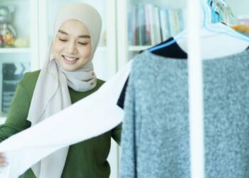 Ilustrasi seseorang sedang memilih pakaian untuk digunakan di kamar ganti.(Golfcphoto/pixabay)