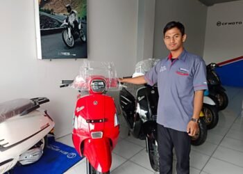 CF Moto Sulit Hadapi Persaingan Brand Besar di Banten 6 Show unit produk CF Moto tipe matic yang menjadi andalan penjualan di area Banten mejeng di diler Jalan Raya Drangong, Kota Serang, Selasa 3 Maret 2026. (Raden/Banten Raya)