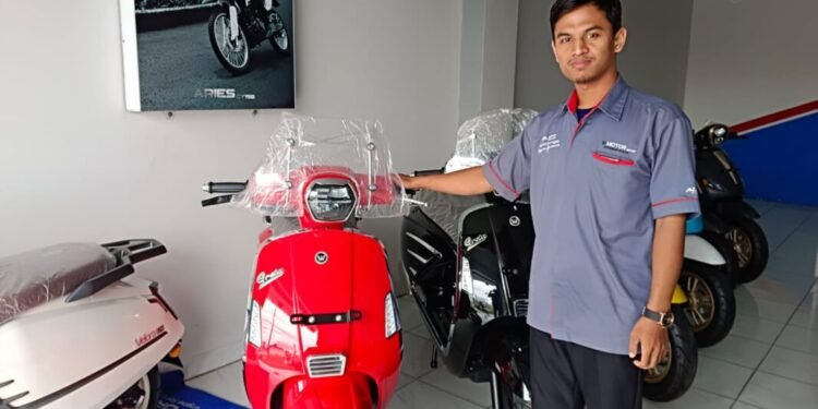 CF Moto Sulit Hadapi Persaingan Brand Besar di Banten 1 Show unit produk CF Moto tipe matic yang menjadi andalan penjualan di area Banten mejeng di diler Jalan Raya Drangong, Kota Serang, Selasa 3 Maret 2026. (Raden/Banten Raya)