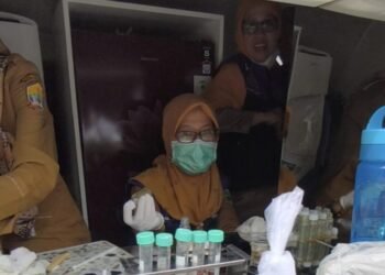 AWAS! BBPOM Temukan Makanan Berbahaya di Pasar Rau Kota Serang 6 Petugas gabungan saat pemeriksaan makanan di Pasar Induk Rau Kota Serang, Selasa, 3 Maret 2026. (Doni Kurniawan/ Bantenraya.com)