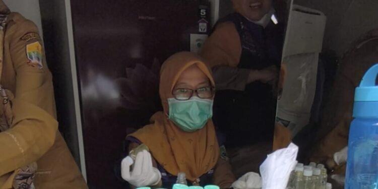 AWAS! BBPOM Temukan Makanan Berbahaya di Pasar Rau Kota Serang 1 Petugas gabungan saat pemeriksaan makanan di Pasar Induk Rau Kota Serang, Selasa, 3 Maret 2026. (Doni Kurniawan/ Bantenraya.com)