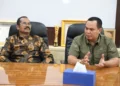 Walikota Serang Budi Rustandi memaparkan aspirasi di hadapan anggota DPR RI Dapil Banten 2 Furtasan Ali Yusuf di ruang kerjanya Setda lantai 2 Puspemkot Serang, Selasa 3 Maret 2026. (harir baldan/Bantenraya.com)