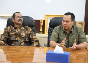 Walikota Serang Budi Rustandi memaparkan aspirasi di hadapan anggota DPR RI Dapil Banten 2 Furtasan Ali Yusuf di ruang kerjanya Setda lantai 2 Puspemkot Serang, Selasa 3 Maret 2026. (harir baldan/Bantenraya.com)