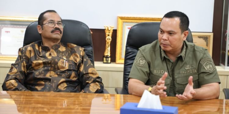 Walikota Serang Budi Rustandi memaparkan aspirasi di hadapan anggota DPR RI Dapil Banten 2 Furtasan Ali Yusuf di ruang kerjanya Setda lantai 2 Puspemkot Serang, Selasa 3 Maret 2026. (harir baldan/Bantenraya.com)
