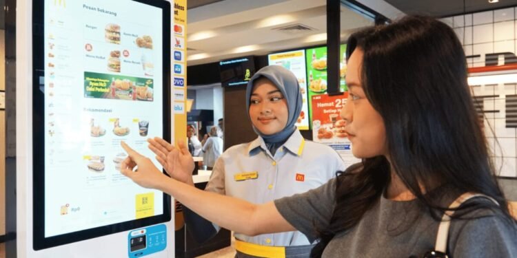 Aktivitas operasional McDonald’s yang menggerakkan perekonomian dari penyerapan tenaga kerja hingga ekosistem rantai pasok dalam skala lokal, Selasa 3 Maret 2026. (Dok/McDonald's)