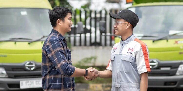 Layanan bengkel dan pokso mudik lebaran tim Hino yang akan memastikan kelancaran perjalanan konsumen. (Dok/Hino)