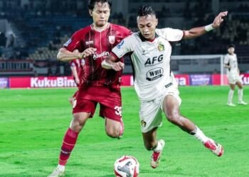 Pemain Persik Kediri (jersey putih) berebut bola dalam laga lanjutan BRI Super League 2025-2026. (Instagram @persikfcofficial)