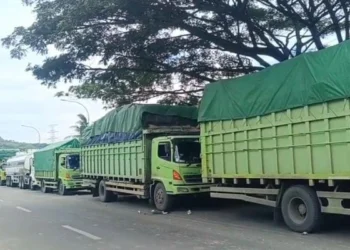 Antrean Truk di Pelabuhan Merak Mengular, Butuh Waktu Belasan Jam untuk Masuk Kapal 7 Antrean truk di Pelabuhan Merak hingga Jalan Akses Tol Merak pada Rabu, 4 Maret 2026. (Uri/Bantenraya.com)