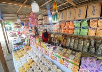 Potret penjual kue Lebaran yang sepi pembeli di Jombang Kota Cilegon pada Rabu, 4 Maret 2026. (Tia/Bantenraya.com)