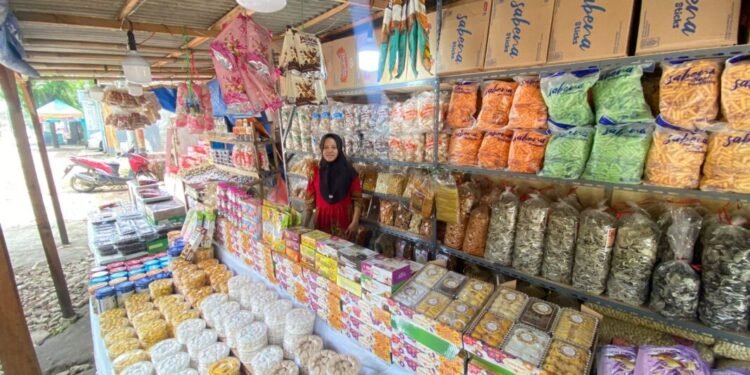 Omzet Penjual Kue Lebaran di Cilegon Turun Drastis, Tak Seramai Lebaran Sebelumnya 1 Potret penjual kue Lebaran yang sepi pembeli di Jombang Kota Cilegon pada Rabu, 4 Maret 2026. (Tia/Bantenraya.com)