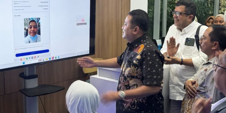 XLSmart Percepat Digitalisasi Layanan Registrasi Biometrik Wajah dan eSIM 1 Manajemen XLSmart melakukan pengetesan implementasi registrasi kartu SIM dengan menggunakan teknologi biometrik pengenalan wajah, Rabu 4 Maret 2026. (XLSmart untuk Banten Raya)