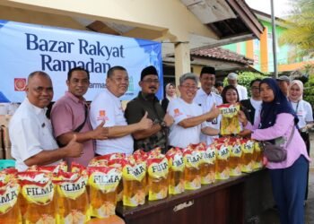 Semarakkan Ramadan, IKPP Serang Jual 5.000 Liter Minyak Goreng Premium dengan Harga Subsidi 6 Warga Kecamatan Kragilan, Kabupaten Serang antusias membeli minyak goreng premium dengan harga subsidi yang dijual PT IKPP Serang, Selasa 4 Maret 2026. (Dokumentasi Bantenraya.com)