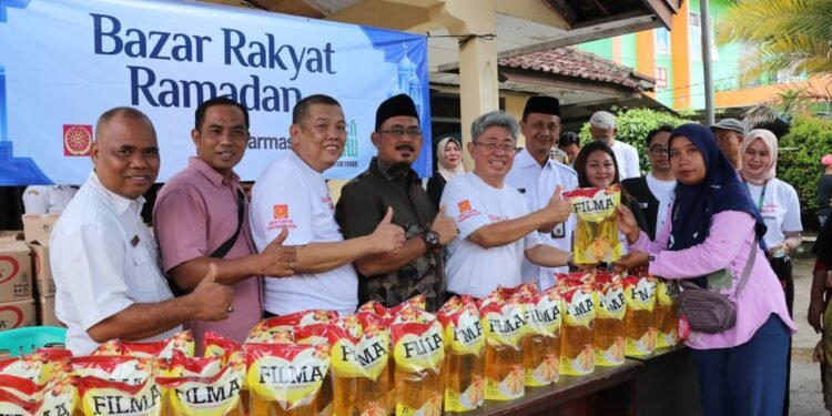 Warga Kecamatan Kragilan, Kabupaten Serang antusias membeli minyak goreng premium dengan harga subsidi yang dijual PT IKPP Serang, Selasa 4 Maret 2026. (Dokumentasi Bantenraya.com)