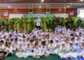 Bupati Serang Ratu Rachmatuzakiyah foto bersama dengan para guru dan siswa pada kegiatan Pesantren Ramadan Ramah Anak di Aula TB Suwandi, Pemkab Serang, Kamis 5 Maret 2026. (Andika/Bantenraya.com)