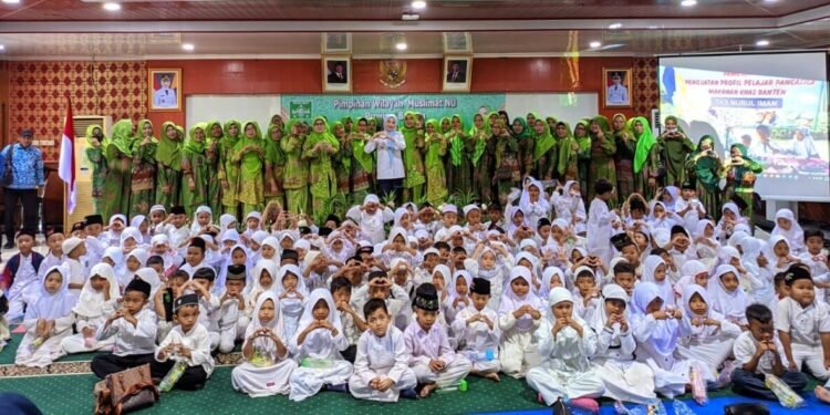 Bupati Serang Ratu Rachmatuzakiyah foto bersama dengan para guru dan siswa pada kegiatan Pesantren Ramadan Ramah Anak di Aula TB Suwandi, Pemkab Serang, Kamis 5 Maret 2026. (Andika/Bantenraya.com)
