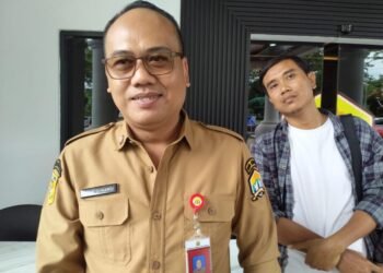 Kepala DPUPR Kota Serang Iwan Sunardi diwawancarai wartawan di Setda Pemkot Serang, Kamis 5 Maret 2026. (Harir Baldan/Bantenraya.com)