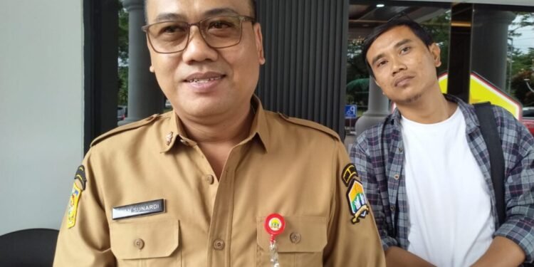 Kepala DPUPR Kota Serang Iwan Sunardi diwawancarai wartawan di Setda Pemkot Serang, Kamis 5 Maret 2026. (Harir Baldan/Bantenraya.com)