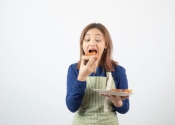 Ilustrasi mencicipi masakan. (freepik/azerbaijan_stockers)