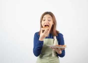 Ilustrasi mencicipi masakan. (freepik/azerbaijan_stockers)