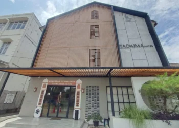 Nampak depan bangunan Tadaima Suite Cilegon menawarkan penginapan dengan nuansa Jepang di tengah Kota Cilegon di Jalan Pangeran Jayakarta, Ramanuju, Purwakarta Kota Cilegon, Kamis 5 Maret 2026. (Raden/Banten Raya)
