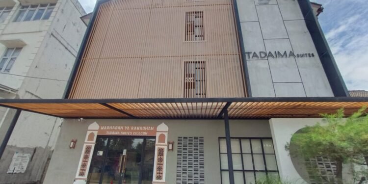 Nampak depan bangunan Tadaima Suite Cilegon menawarkan penginapan dengan nuansa Jepang di tengah Kota Cilegon di Jalan Pangeran Jayakarta, Ramanuju, Purwakarta Kota Cilegon, Kamis 5 Maret 2026. (Raden/Banten Raya)