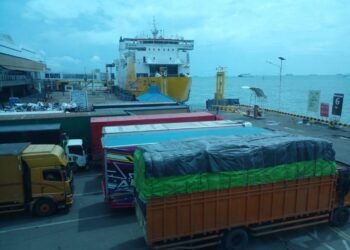 Penumpukan truk di Dermaga Pelabuhan Merak pada Kamis, 5 Maret 2026. (Uri/Bantenraya.com)