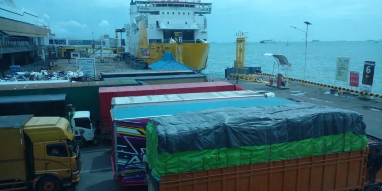 Penumpukan truk di Dermaga Pelabuhan Merak pada Kamis, 5 Maret 2026. (Uri/Bantenraya.com)