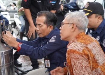 Kepala Disperindag Kota Cilegon Didin S Maulana memeriksa takaran BBM di salah satu SPBU, Jumat 6 Maret 2026. (Diskominfo Kota Cilegon)