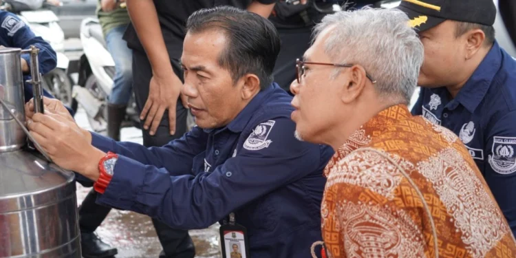 Kepala Disperindag Kota Cilegon Didin S Maulana memeriksa takaran BBM di salah satu SPBU, Jumat 6 Maret 2026. (Diskominfo Kota Cilegon)