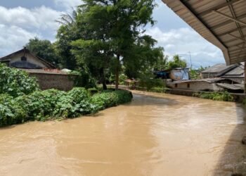Debit Sungai Cibeber, Kota Cilegon meningkat drastis sehingga airnya meluap ke pemukiman warga, Jumat 6 Maret 2026. (Tia/Bantenraya.com)