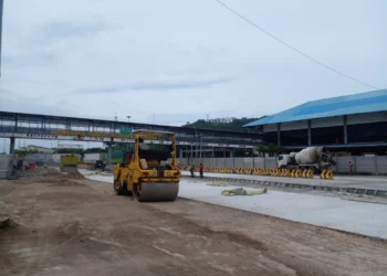 Suasana pembenahan infrastruktur bufferzone Pelabuhan Merak yang dilakukan ASDP. (Uri/Bantenraya.com)