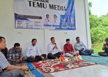 Suasana diskusi di Pusat Pengembangan Jurnalis TV (PPJTV) Banten, Kota Serang, Jumat 6 Maret 2026. Dalam kesempatan itu, Pemprov Banten menargetkanperbaikan jalan desa hingga 350 Km selama 5 tahun ke depan. (Muhamad Tohir/ Bantenraya.com)