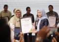 Bupati Serang Ratu Rachmatuzakiyah (kanan) mendapatkan penghargaan dalam ajang Ekbispar Award 2026, Jumat 6 Maret 2026. (Dokumentasi Bantenraya.com)