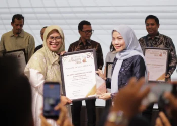 Bupati Serang Ratu Rachmatuzakiyah (kanan) mendapatkan penghargaan dalam ajang Ekbispar Award 2026, Jumat 6 Maret 2026. (Dokumentasi Bantenraya.com)