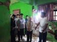 Bupati Serang Ratu Rachmatuzakiyah saat meninjau rumah warganya yang ambruk di Desa Pulo, Kecamatan Ciruas, Sabtu 7 Maret 2026. (Andika/Bantenraya.com)