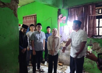 Bupati Serang Ratu Rachmatuzakiyah saat meninjau rumah warganya yang ambruk di Desa Pulo, Kecamatan Ciruas, Sabtu 7 Maret 2026. (Andika/Bantenraya.com)