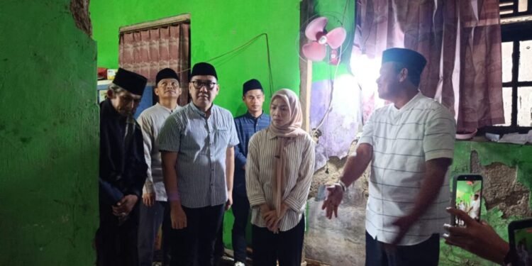 Bupati Serang Ratu Rachmatuzakiyah saat meninjau rumah warganya yang ambruk di Desa Pulo, Kecamatan Ciruas, Sabtu 7 Maret 2026. (Andika/Bantenraya.com)