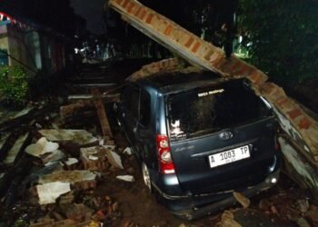 Satu unit mobil yang terkena runtuhan tembok Rumah Dinas Walikota Cilegon, Minggu 8 Maret 2026. (Kiriman warga)