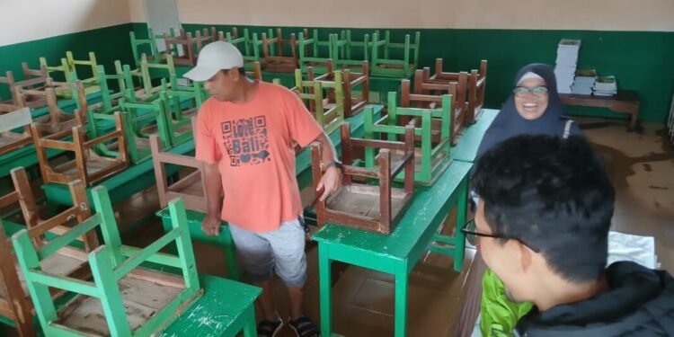 Banjir di Kota Cilegon Rendam 13 Sekolah, Dindikbud Segera Lakukan Asesmen 1 Banjir di SD Negeri Blacu, Kecamatan Purwakarta, Kota Cilegon pada Minggu, 8 Maret 2026. (Gillang/Bantenraya.com)