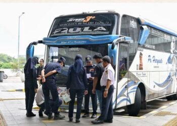 Petugas dari Kemenhub saat melakukan rampcheck kendaraan unit bus. Dok: instagram @kemenhub151