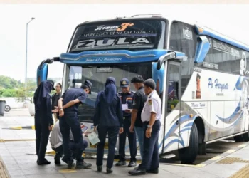 Telah Rampcheck Belasan Ribu Bus, Kemenhub Pastikan Mudik Lebaran 2026 Aman 6 Petugas dari Kemenhub saat melakukan rampcheck kendaraan unit bus. Dok: instagram @kemenhub151