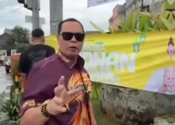 Walikota Budi Rustandi Turun Tangan Bredel Spanduk Liar di Kota Serang 10 Walikota Serang Budi Rustandi saat membredel spanduk liar di simpang empat lampu merah Warung Pojok, Kota Serang, Jumat 6 Maret 2026. (Instagram @budirustandi.official)