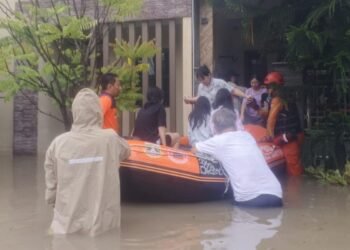 Evakuasi warga terdampak banjir di Kota Cilegon. (Dokumentasi BPBD Cilegon)