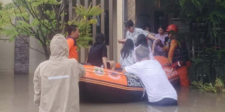 Evakuasi warga terdampak banjir di Kota Cilegon. (Dokumentasi BPBD Cilegon)